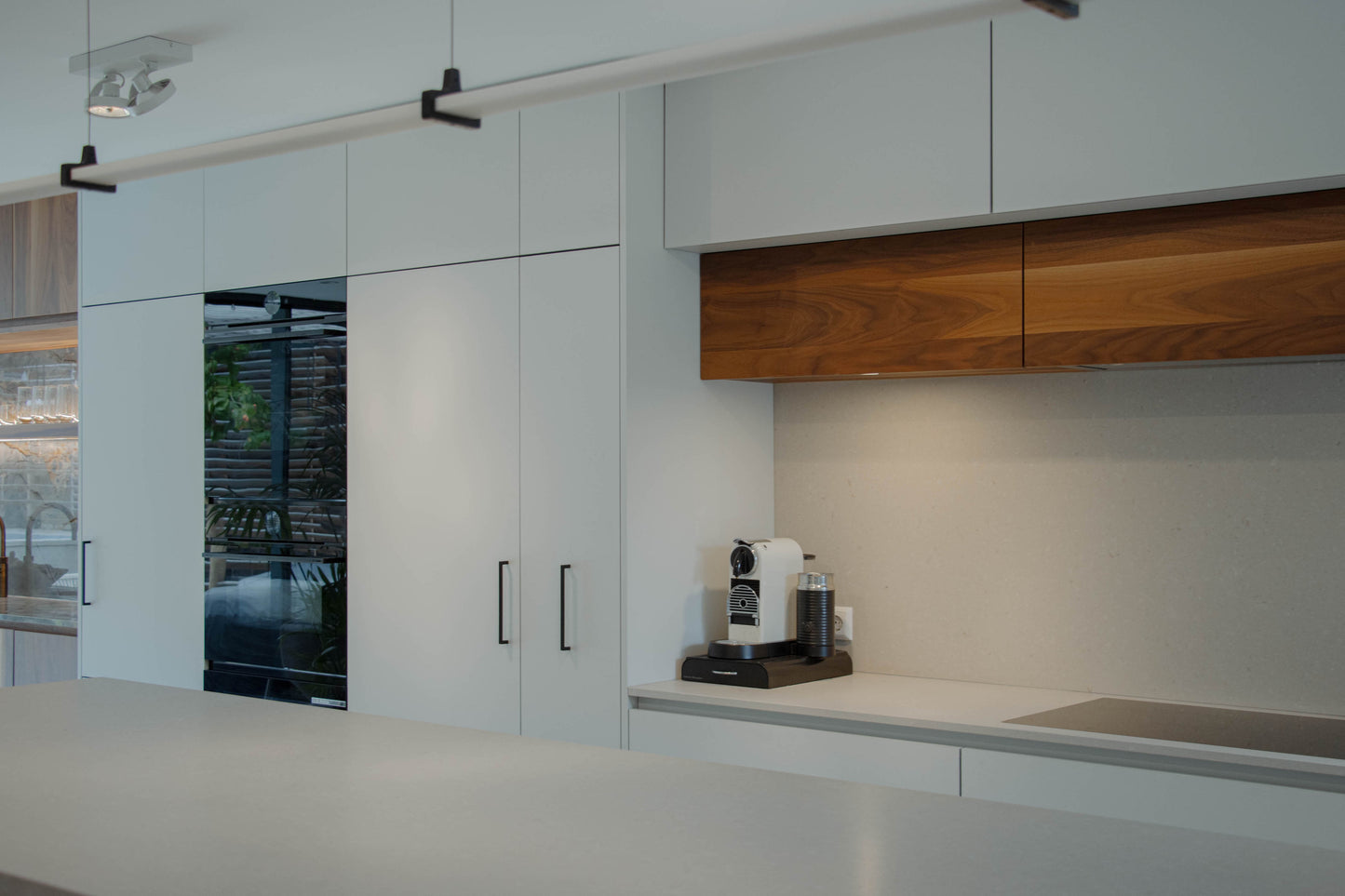 Noten houten keuken met ronde elementen