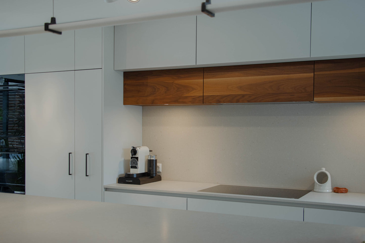Noten houten keuken met ronde elementen