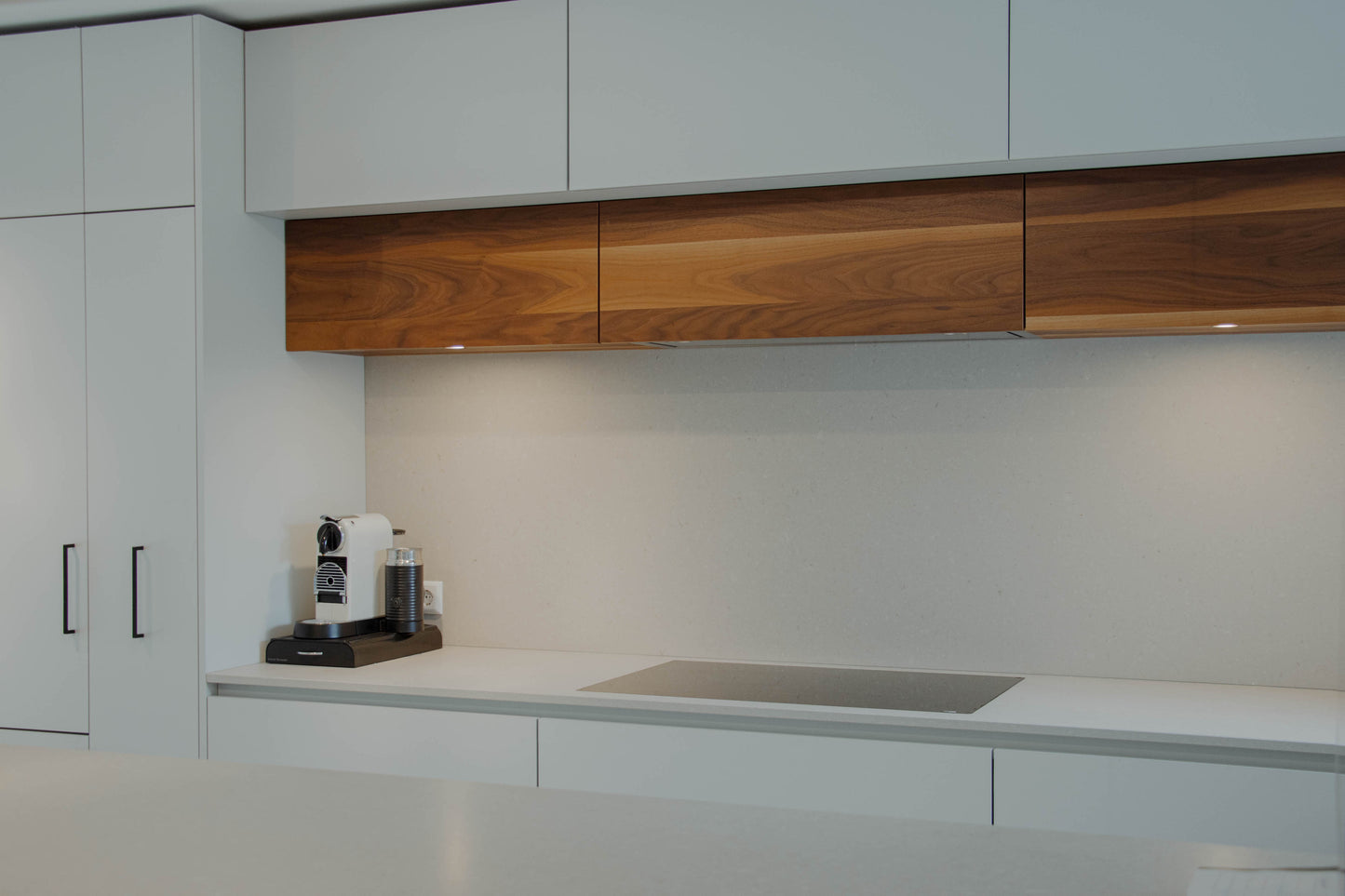 Noten houten keuken met ronde elementen