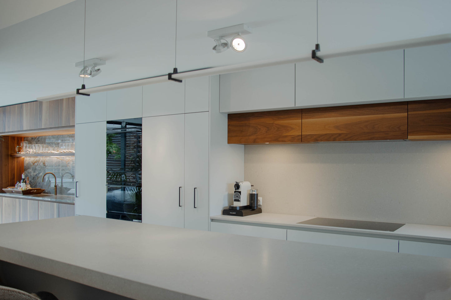 Noten houten keuken met ronde elementen