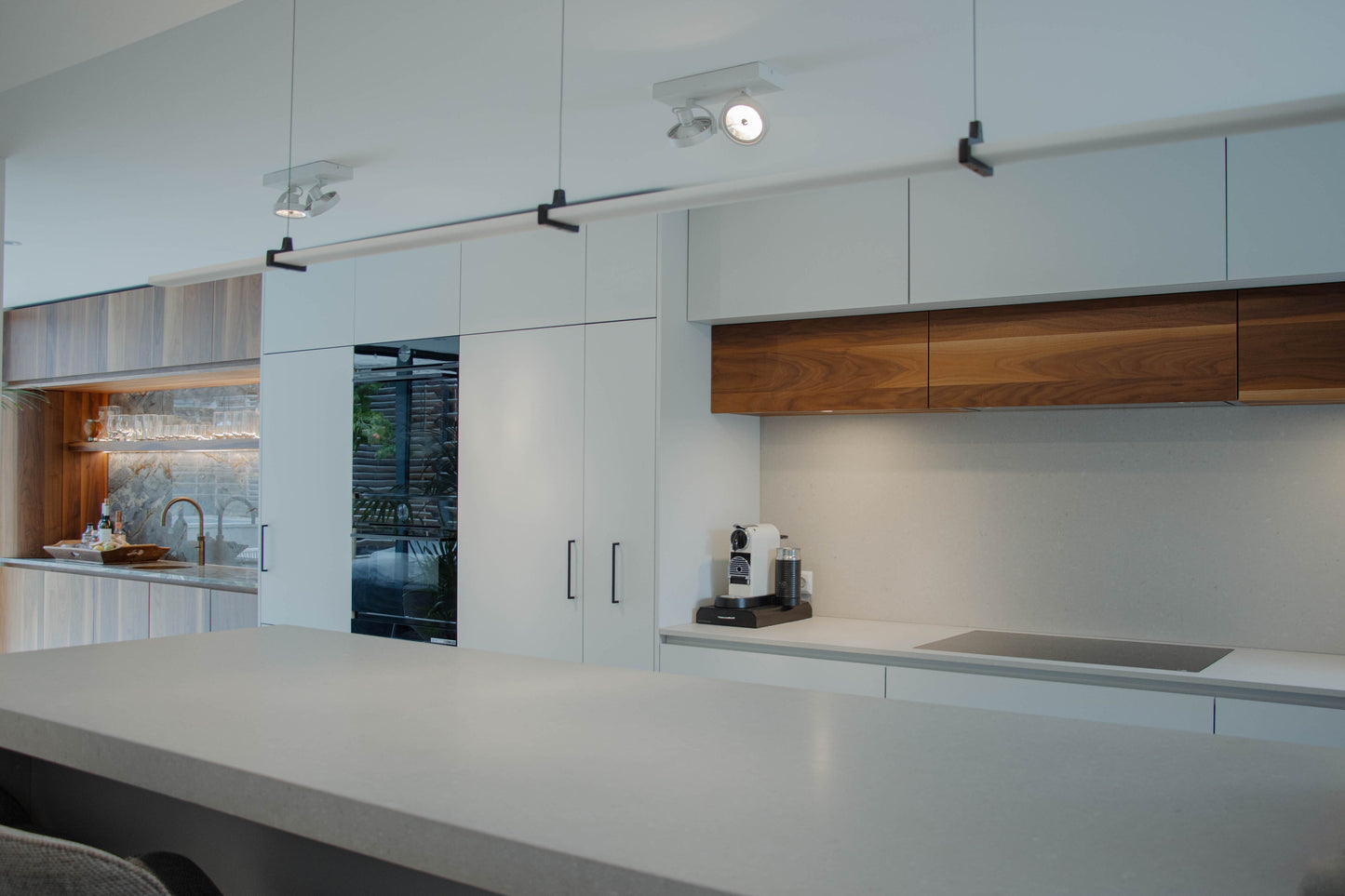 Noten houten keuken met ronde elementen