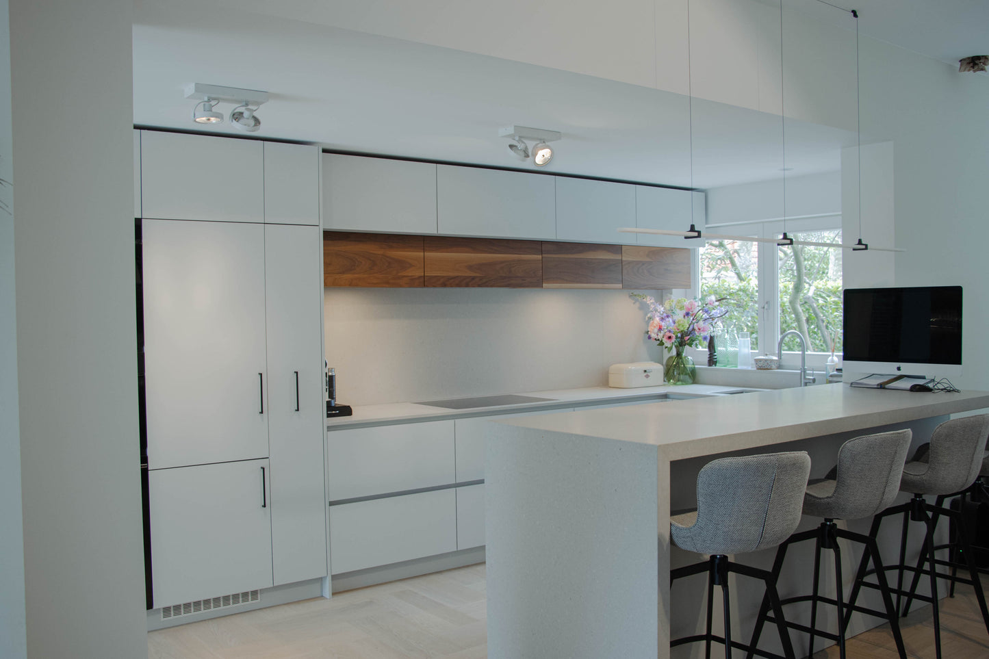 Noten houten keuken met ronde elementen