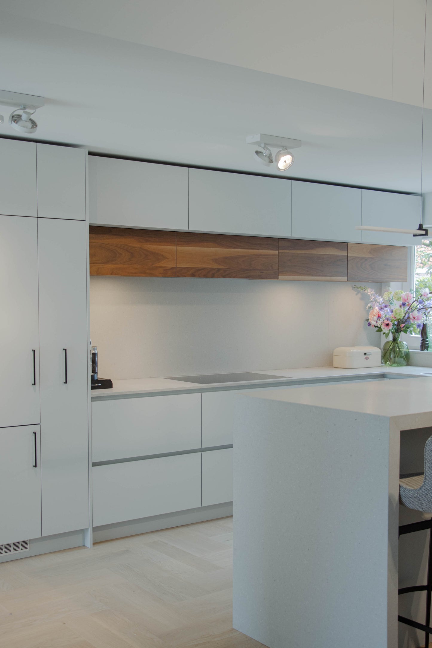 Noten houten keuken met ronde elementen