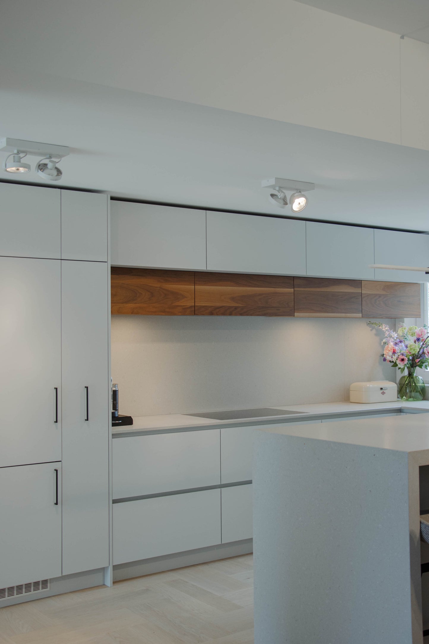 Noten houten keuken met ronde elementen