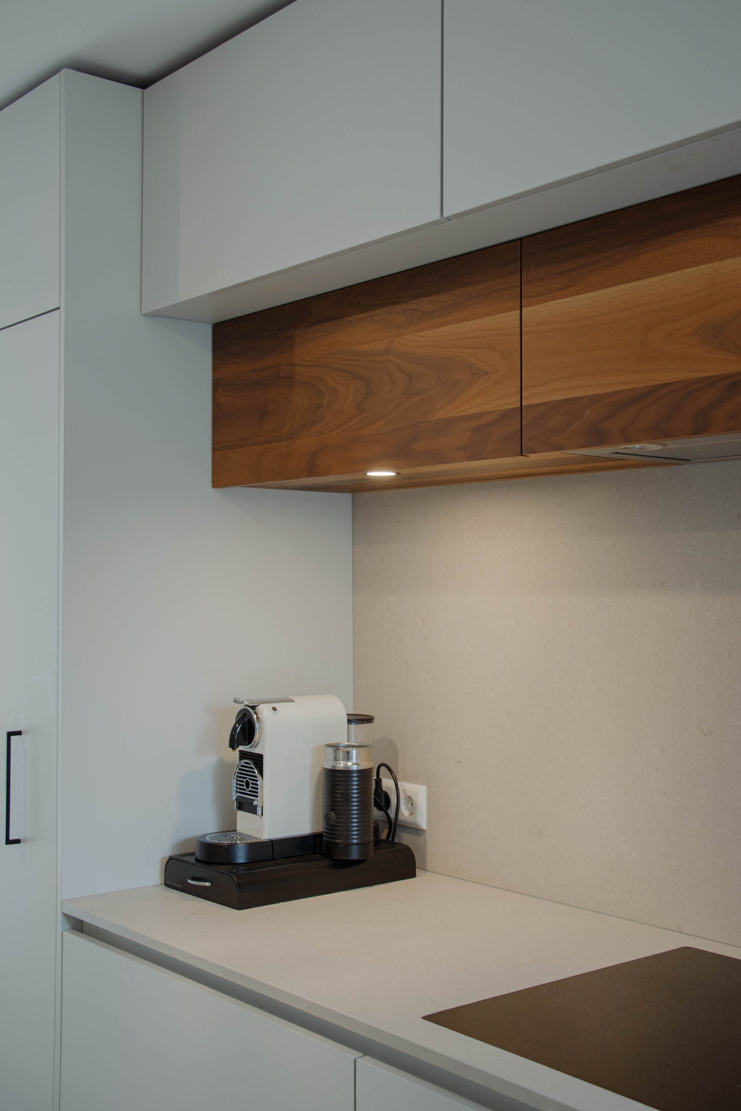 Noten houten keuken met ronde elementen