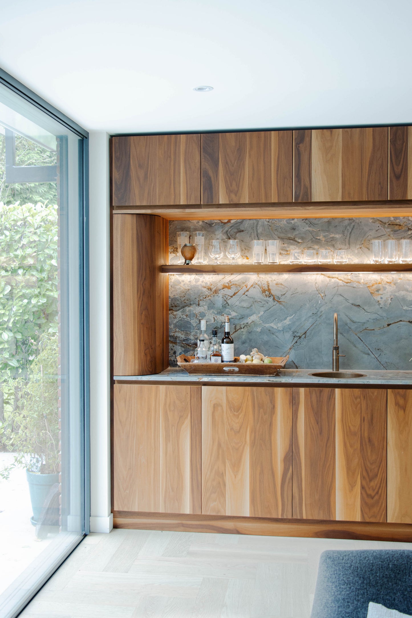 Noten houten keuken met ronde elementen
