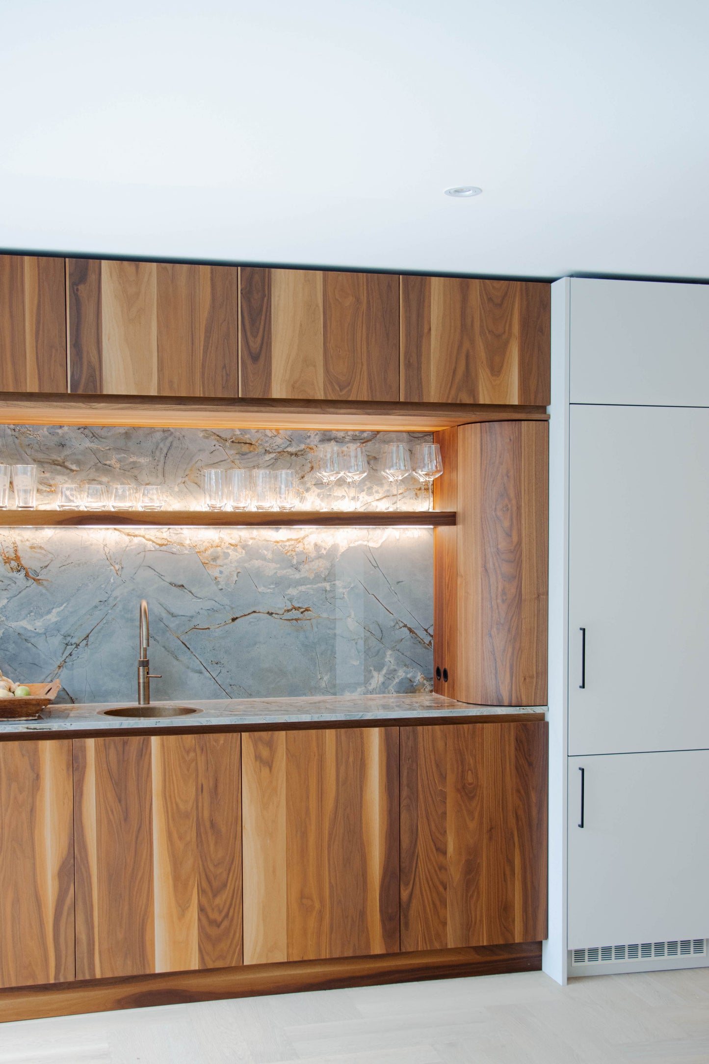 Noten houten keuken met ronde elementen