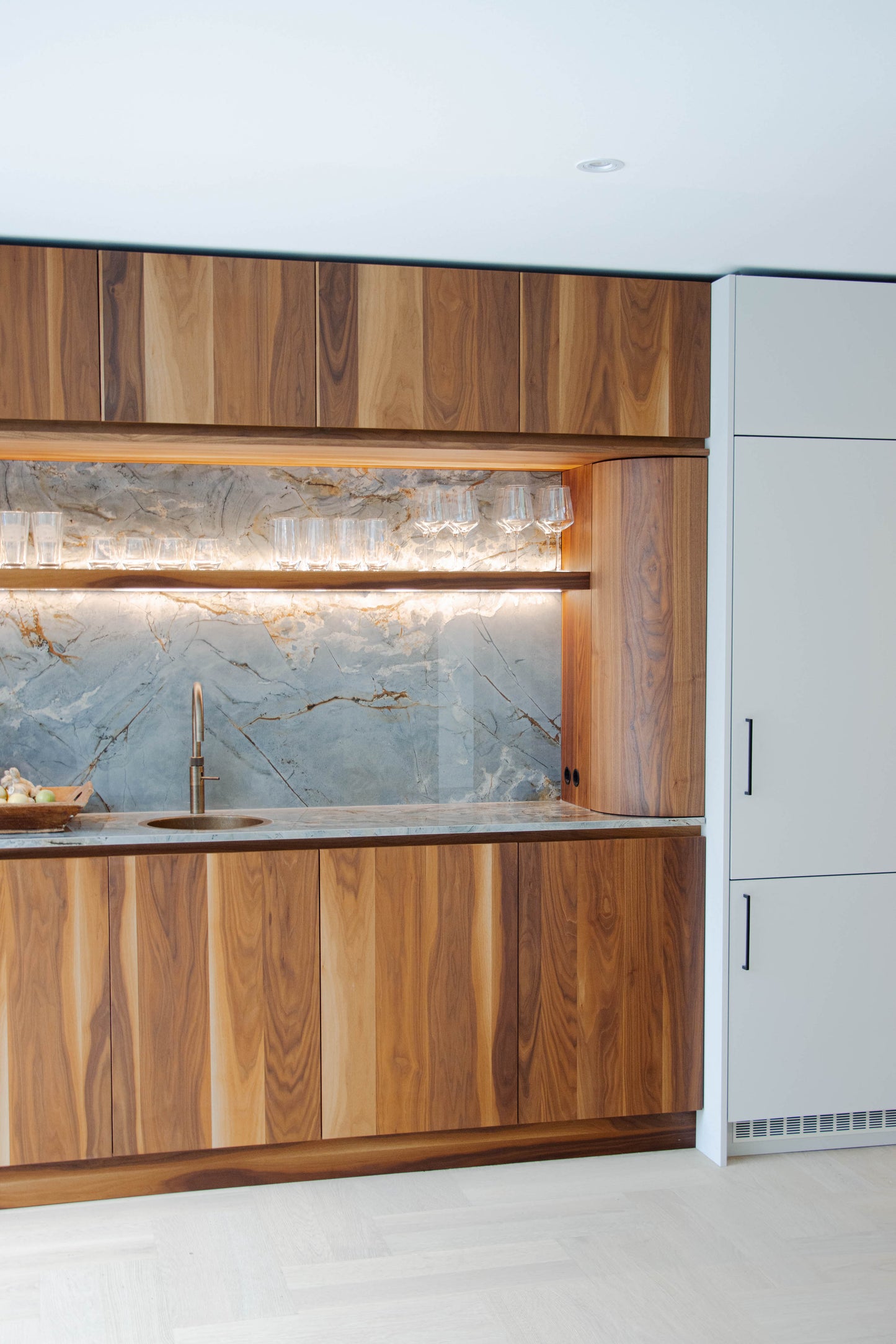 Noten houten keuken met ronde elementen