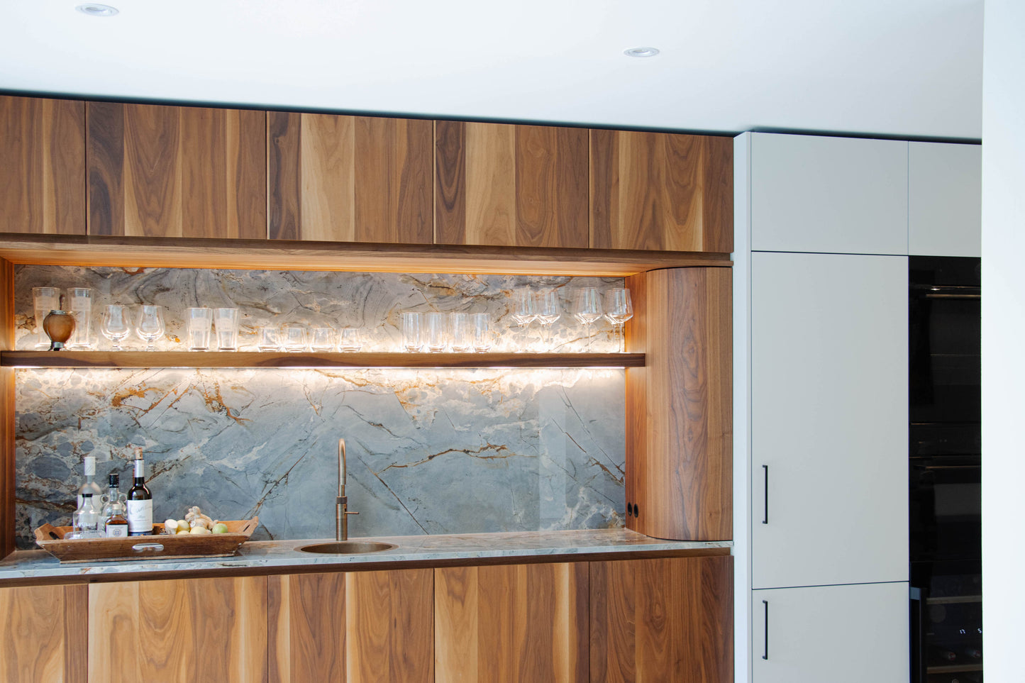 Noten houten keuken met ronde elementen
