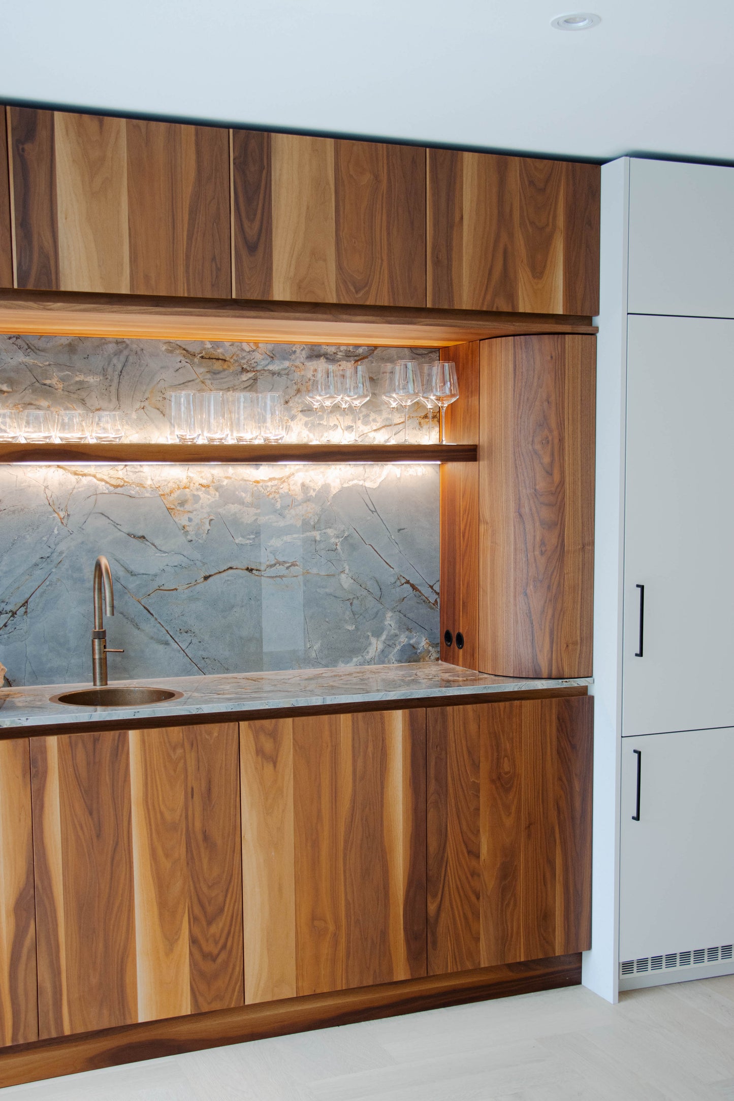 Noten houten keuken met ronde elementen