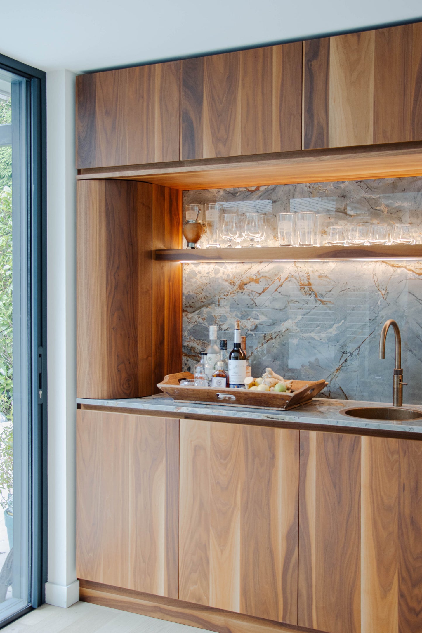 Noten houten keuken met ronde elementen