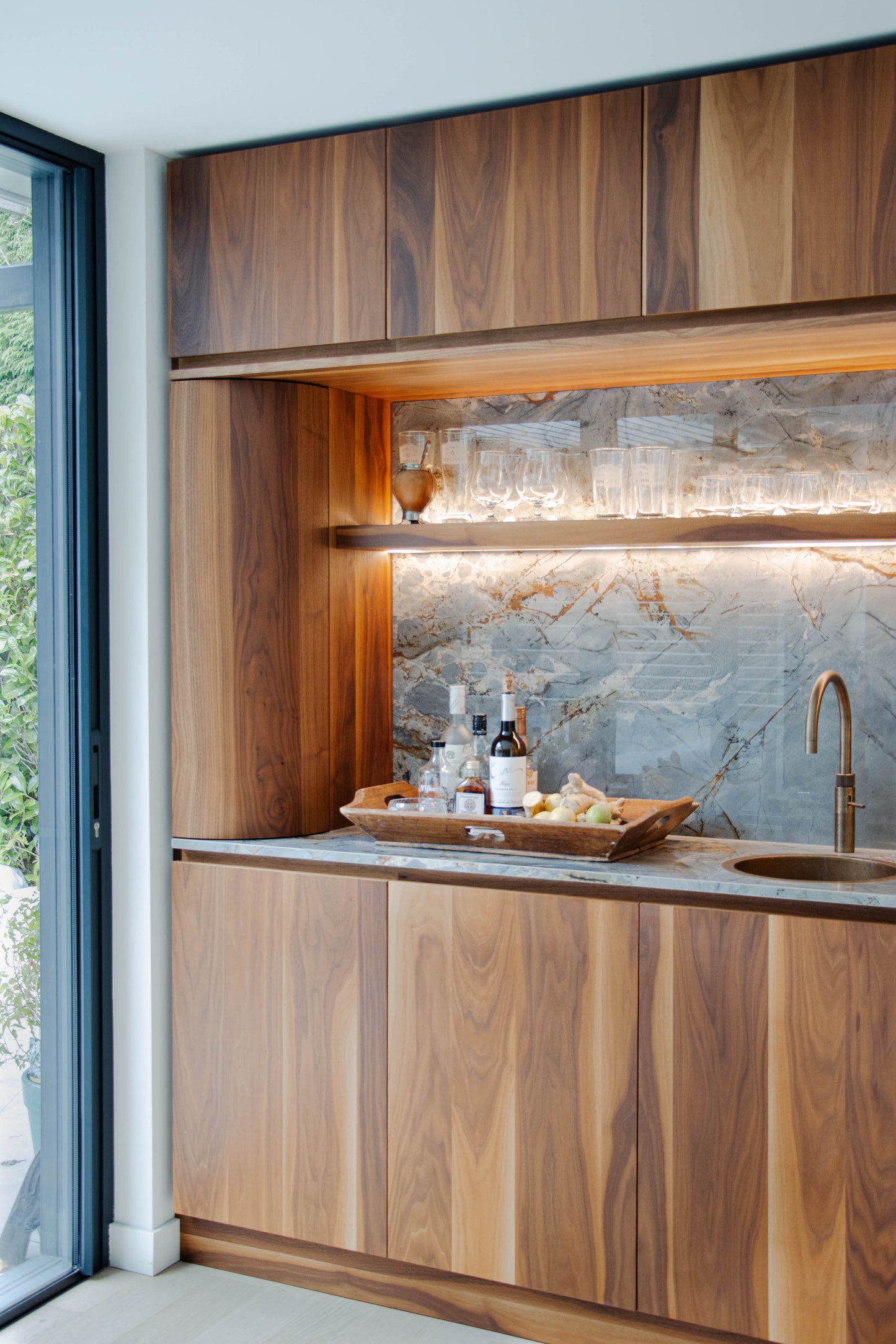 Noten houten keuken met ronde elementen