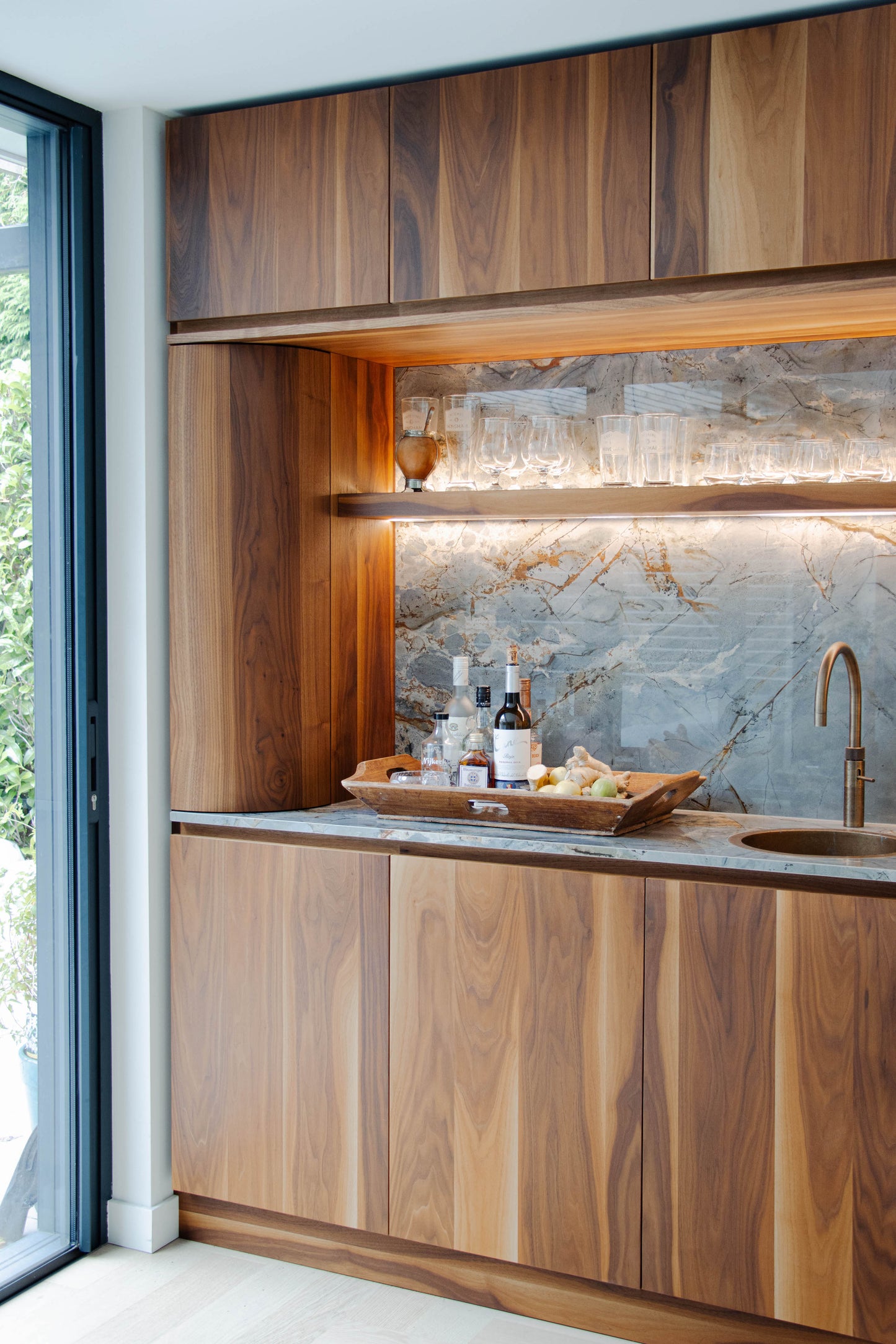 Noten houten keuken met ronde elementen