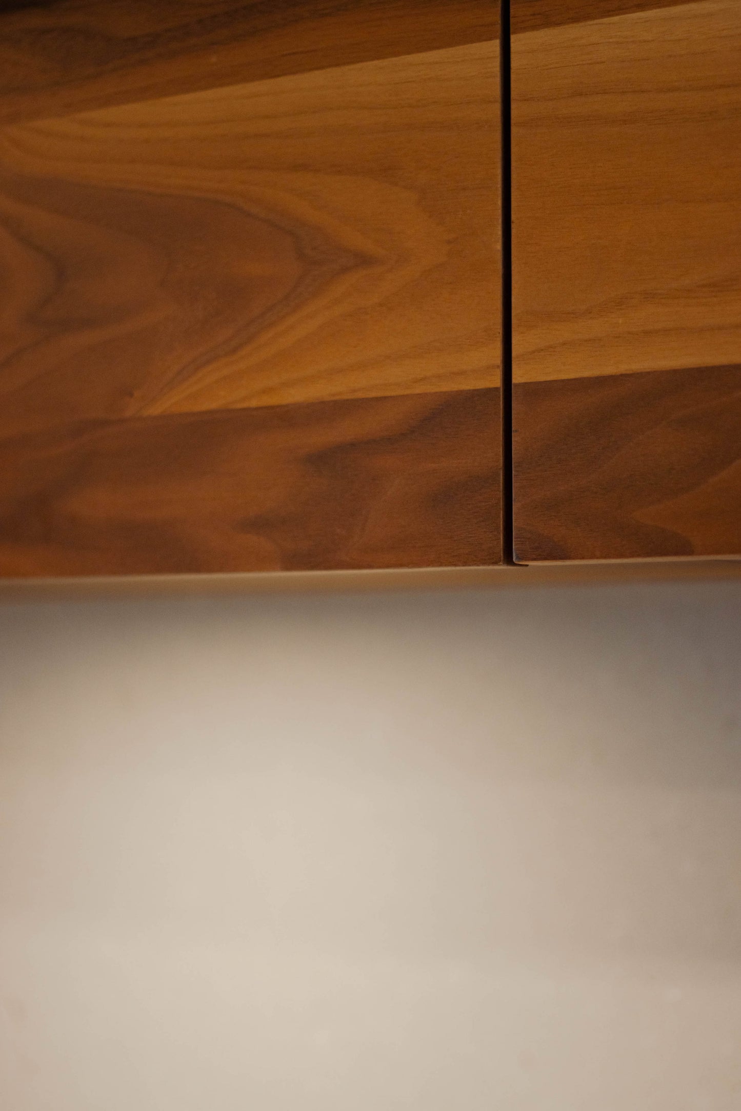 Noten houten keuken met ronde elementen