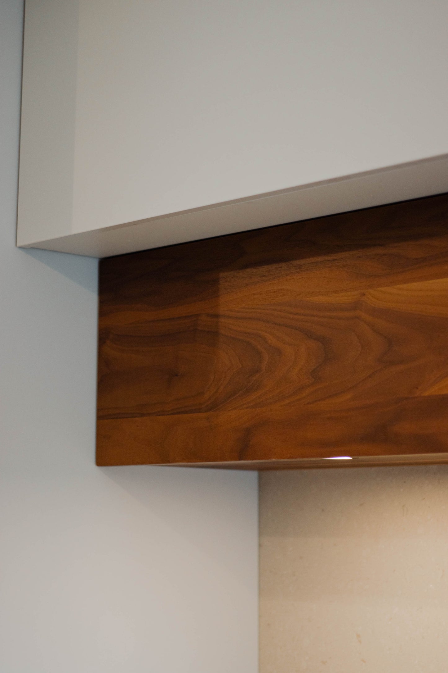 Noten houten keuken met ronde elementen