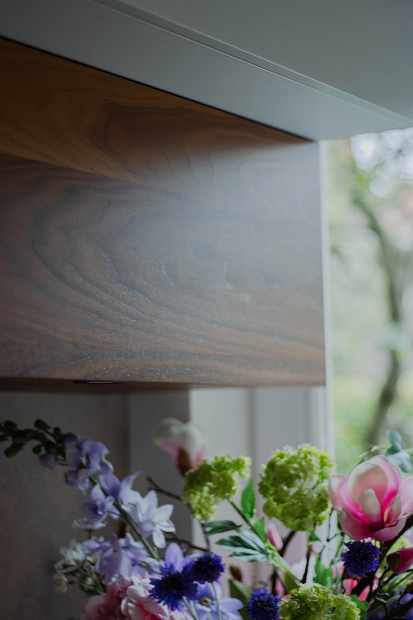 Noten houten keuken met ronde elementen