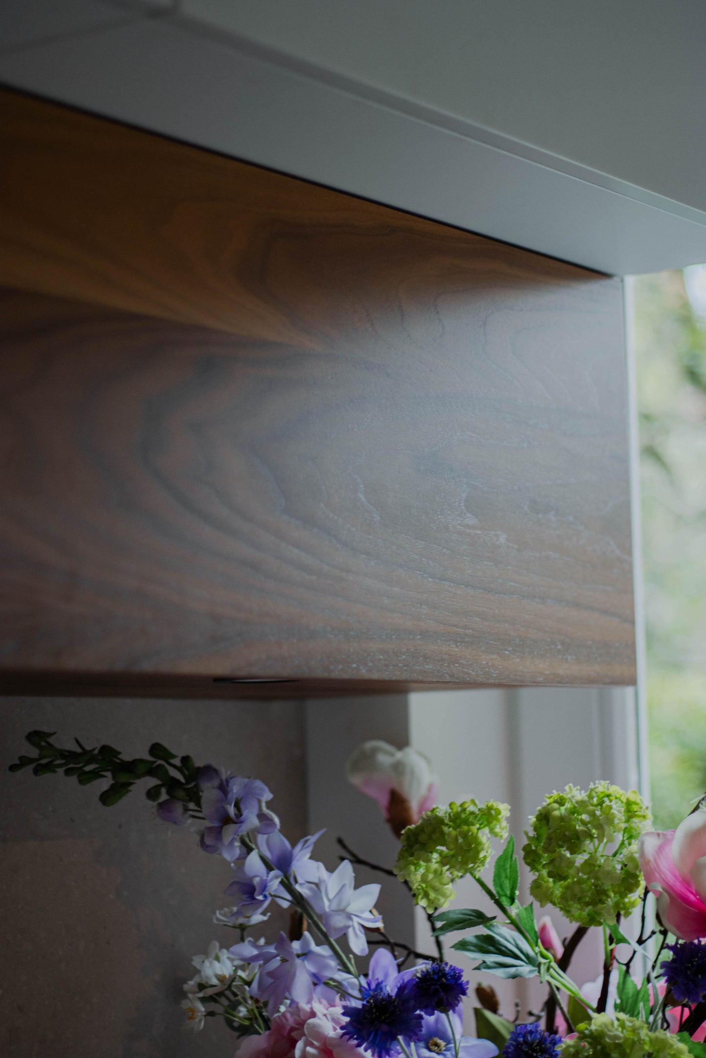 Noten houten keuken met ronde elementen