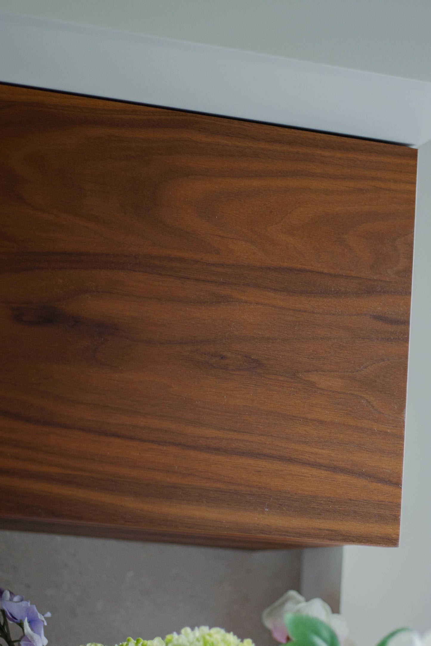 Noten houten keuken met ronde elementen