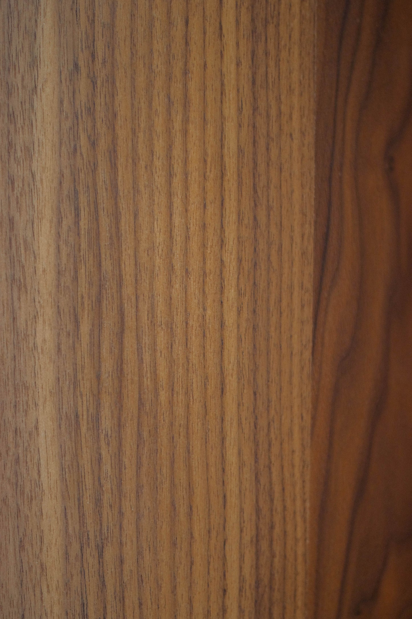 Noten houten keuken met ronde elementen