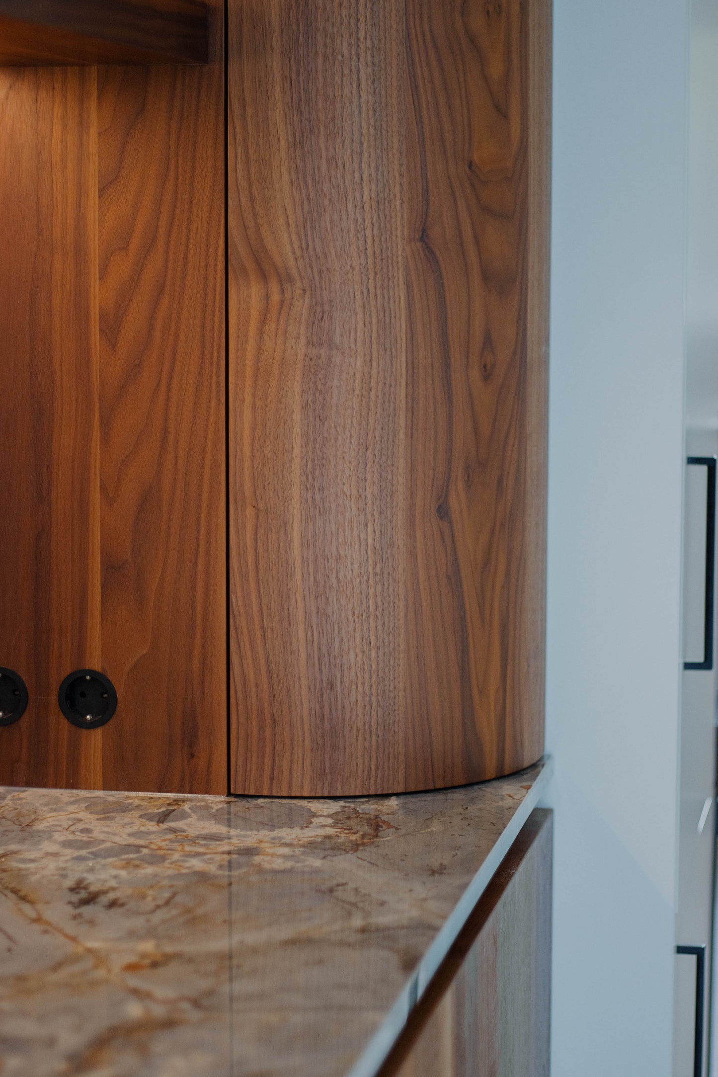 Noten houten keuken met ronde elementen