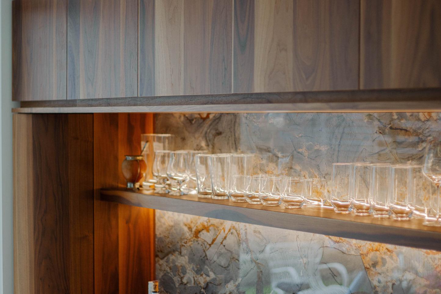 Noten houten keuken met ronde elementen