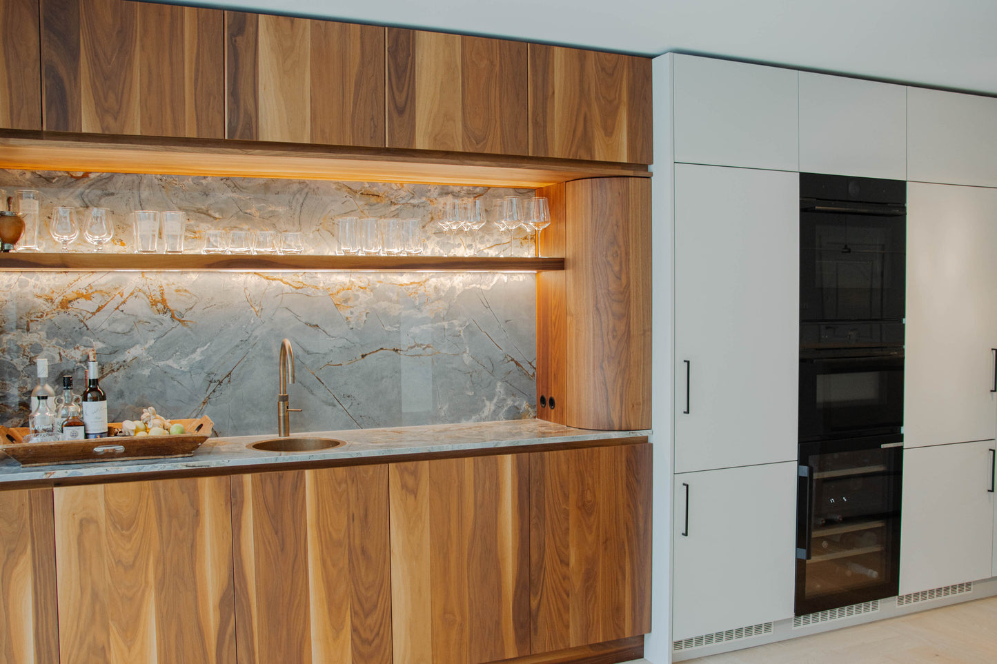 Noten houten keuken met ronde elementen