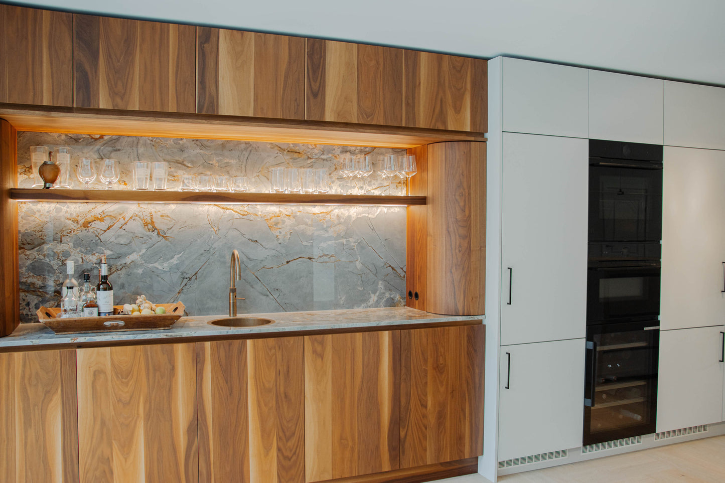 Noten houten keuken met ronde elementen