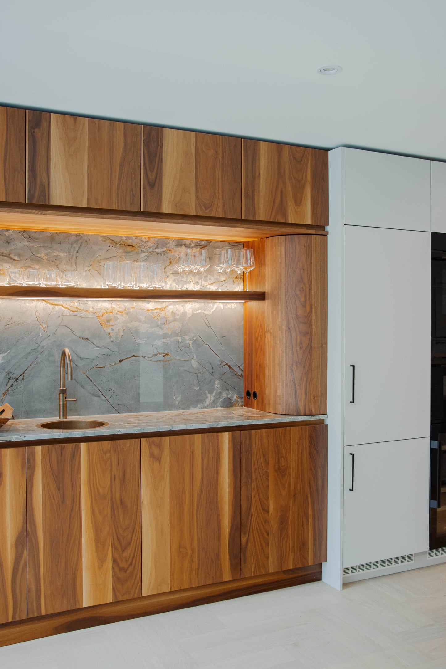 Noten houten keuken met ronde elementen