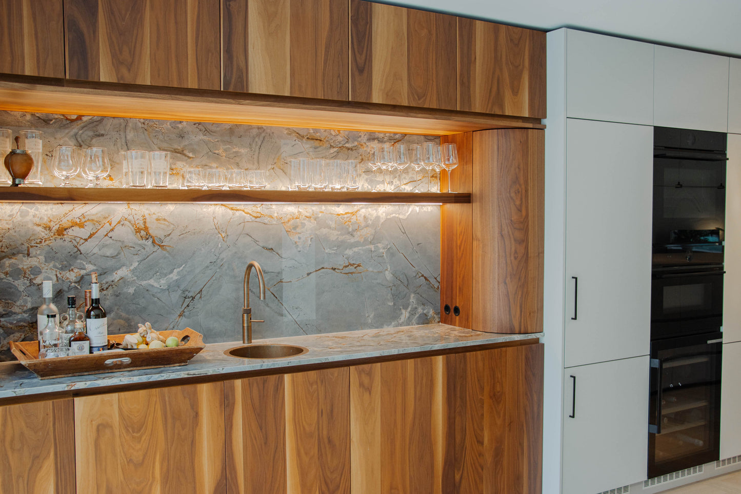 Noten houten keuken met ronde elementen
