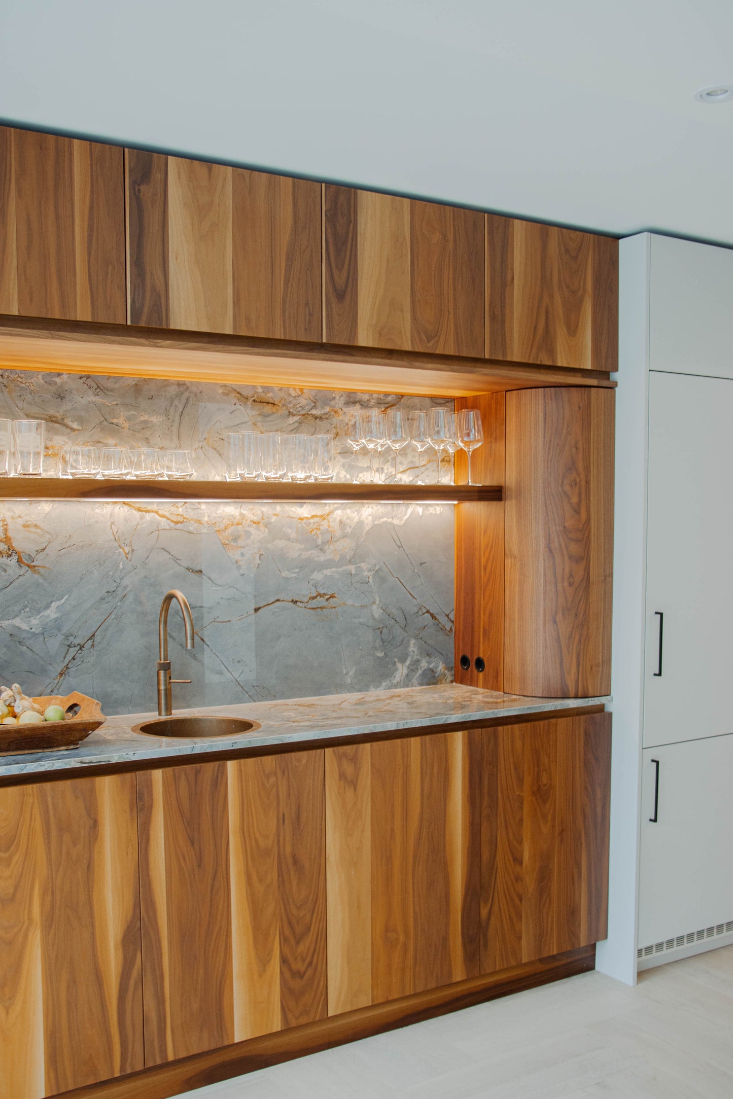 Noten houten keuken met ronde elementen