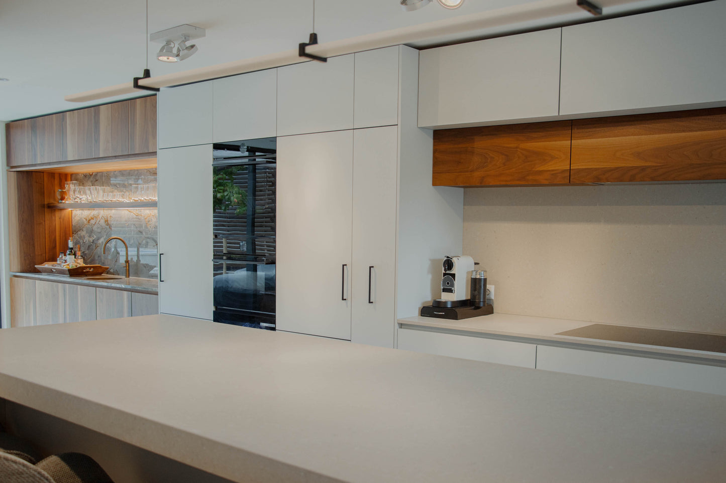 Noten houten keuken met ronde elementen