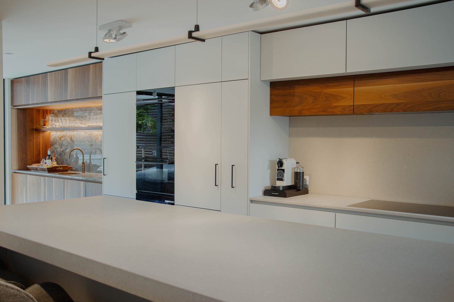 Noten houten keuken met ronde elementen