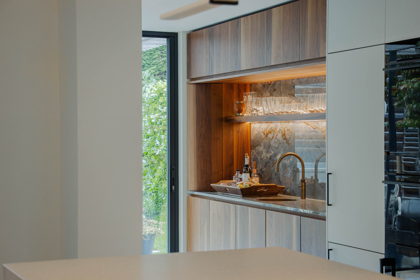 Noten houten keuken met ronde elementen