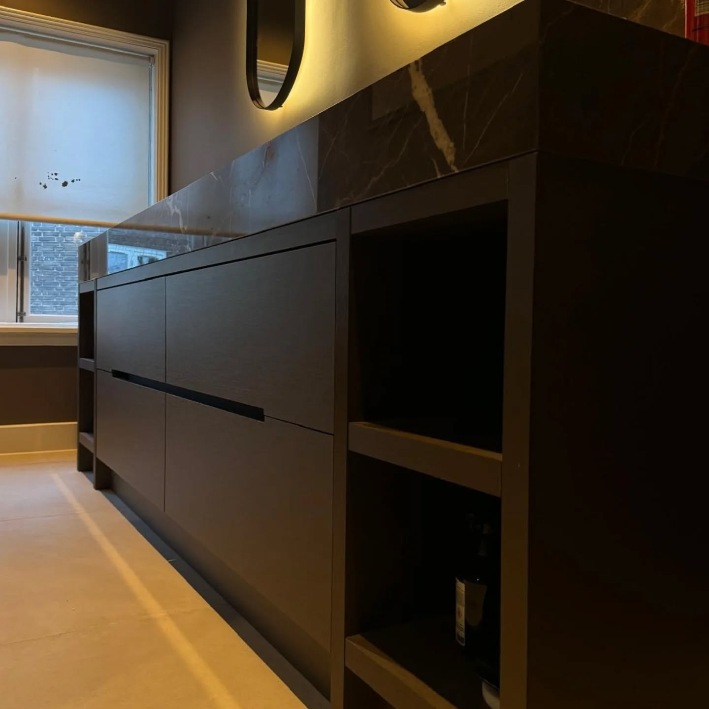 Op maat gemaakte kledingkasten van Decolegno FA84 Reflex, perfect passend in een moderne slaapkamer in Badhoevedorp.