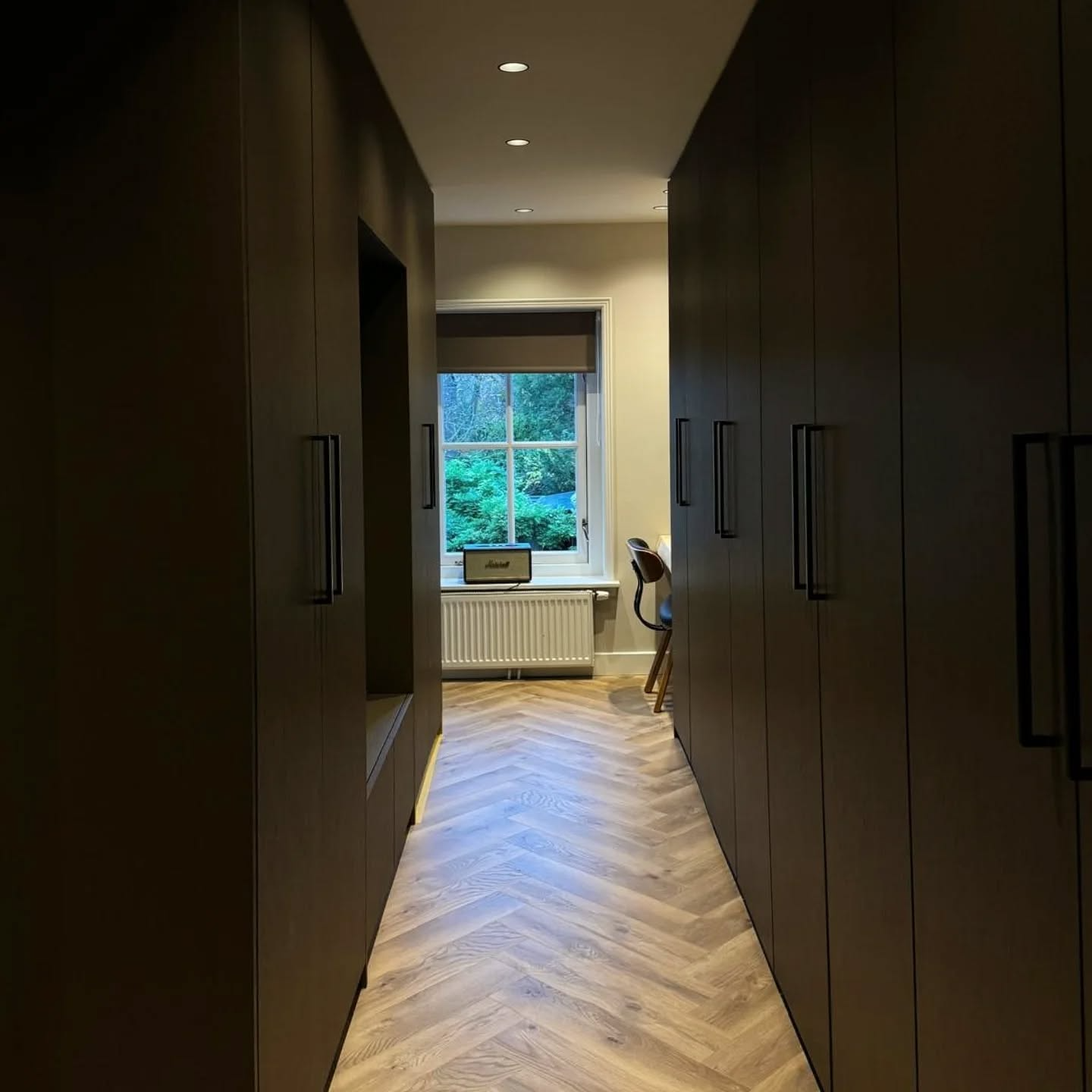 Badkamermeubel op maat, vervaardigd uit Decolegno FA84 Reflex, ontworpen voor een stijlvolle badkamer in Badhoevedorp.

